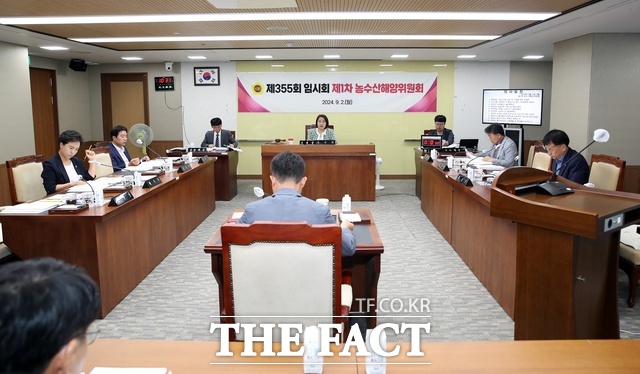 충남도의회 농수산해양위원회가 2일 열린 355회 임시회 1차 회의에서 해당 소관 조례안 등을 심의하고 있다. /충남도의회