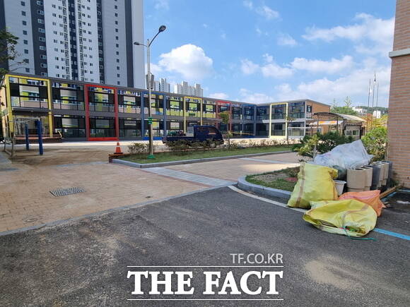 경북 구미시 산동면 초등학교의 새학기 등교가 시작됐지만, 모듈러 교사동 마무리 공사가 진행 중이다. 공사 차량과 인부들이 현장에서 작업하고 있으며, 산업 폐기물은 아직 정리되지 않고 널브러져 있다./ 구미=박영우 기자