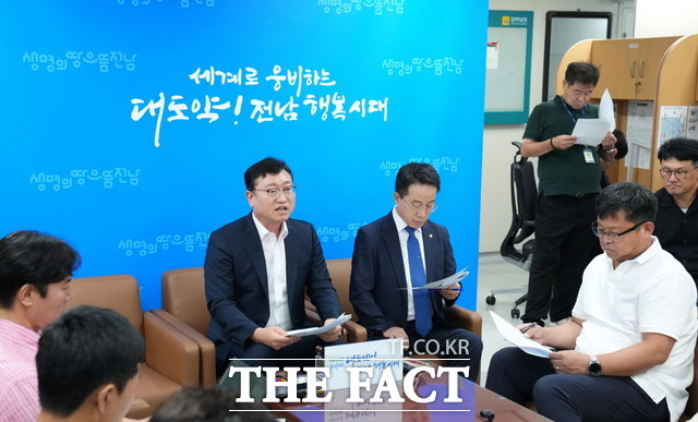 명창환 전남도 행정부지사(왼쪽)와 강영구 인재육성교육국장이 도청 기자실에서 ‘전남도가 목포로 의대 제안했다’는 S언론사 보도와 관련 기자간담회를 갖고 있다./무안=홍정열 기자