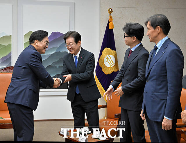 이재명 더불어민주당 대표, 한동훈 국민의힘 대표, 조국 조국혁신당 대표와 인사하는 우원식 국회의장(왼쪽).