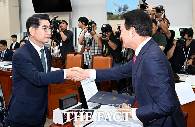 선서문 제출하는 김용현 국방부 장관 후보자(왼쪽).