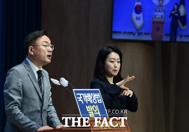 신장식 조국혁신당 원내대변인은 3일 의원총회 후 기자들에게 지구당 부활 자체를 반대하는 것이 아니라 지금과 같은 논의를 반대한다며 국회 정치개혁특별위원회 구성을 촉구했다. / 이새롬 기자