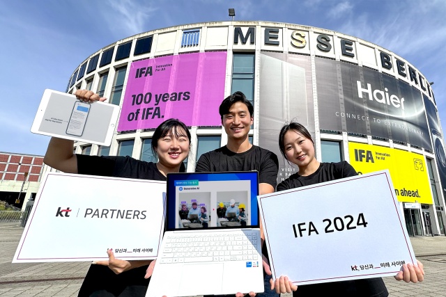 KT 관계자들이 IFA 2024가 개최되는 독일 베를린의 메세 베를린(Messe Berlin) 앞에서 KT의 AICT 파트너스관 운영을 홍보하고 있다. /KT