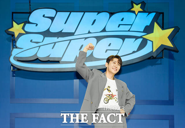 가수 영탁이 3일 오후 서울 용산구 블루스퀘어 마스터카드홀에서 새 미니 앨범 SuperSuper(슈퍼슈퍼) 발매 기념 쇼케이스에 참석해 포즈를 취하고 있다. /장윤석 기자