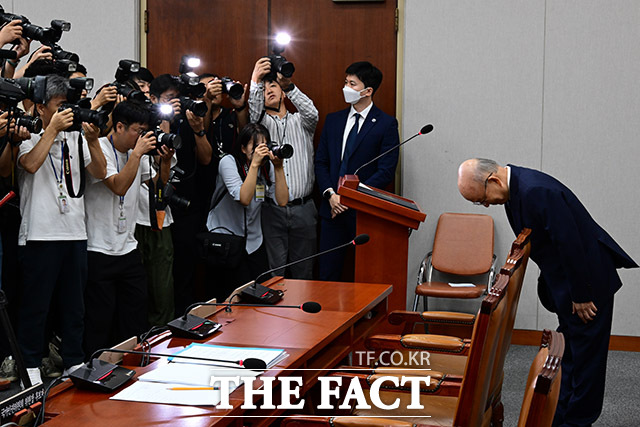 청문회서 인사하는 안창호 후보자.