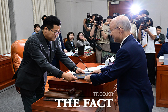 안창호 국가인권위원장 후보자가 3일 오전 서울 여의도 국회 운영위원회에서 열린 인사청문회에 출석해 박찬대 위원장에게 선서문을 제출하고 있다. /남윤호 기자