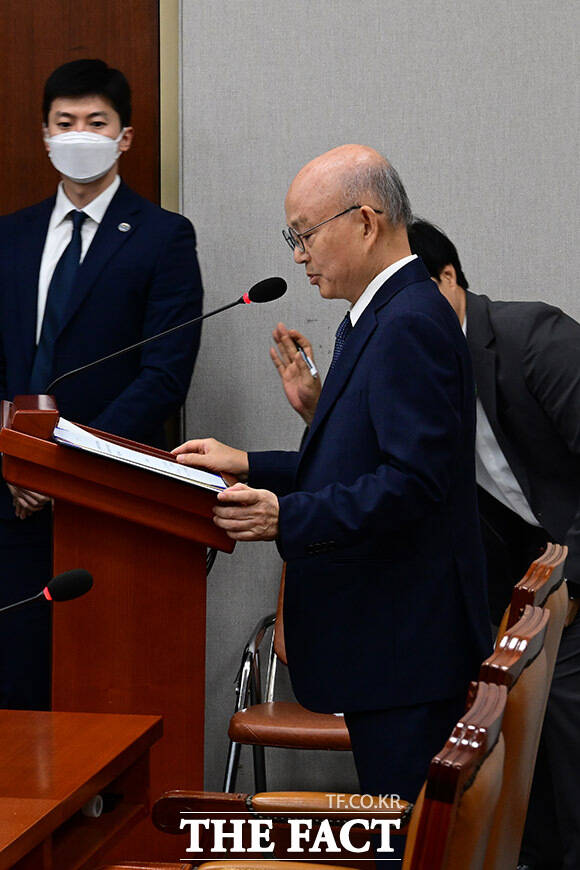 안창호 국가인권위원장 후보자가 3일 오전 서울 여의도 국회 운영위원회에서 열린 인사청문회에 출석해 손을 들지 않은 채 선서문을 읽고 있다. /국회=남윤호 기자