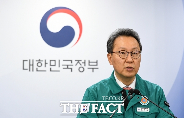 박민수 복지부 2차관은 3일 응급의료 등 비상진료 대응 관련 브리핑에서 현재 응급환자는 감소 추세에 있다며 일부 의료기관은 의료진 이탈 등으로 대응 역량이 줄어들어 평시 진료 수준을 유지하기 어렵다고 호소하지만 정부는 상황을 면밀히 모니터링 중이라고 밝혔다. /임영무 기자