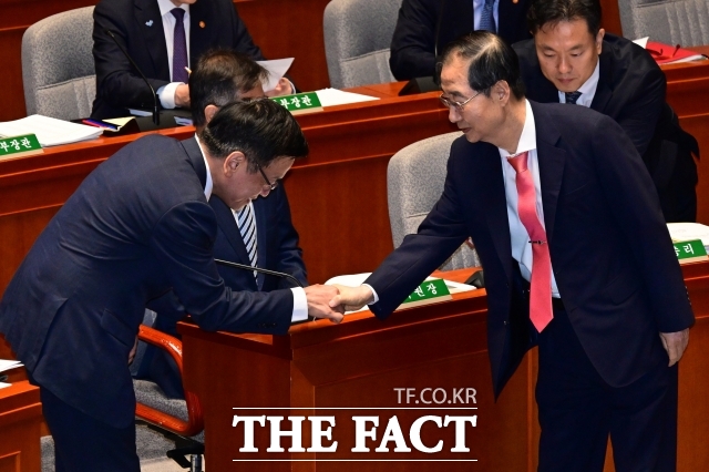 한덕수 국무총리는 3일 야당의 계엄령 준비설에 대해 어느 국민도 그런 일이 일어나리라고 믿지 않을 것이라며 이 문제는 정치권에서 빨리 거둬주셔야 한다고 말했다. /남윤호 기자