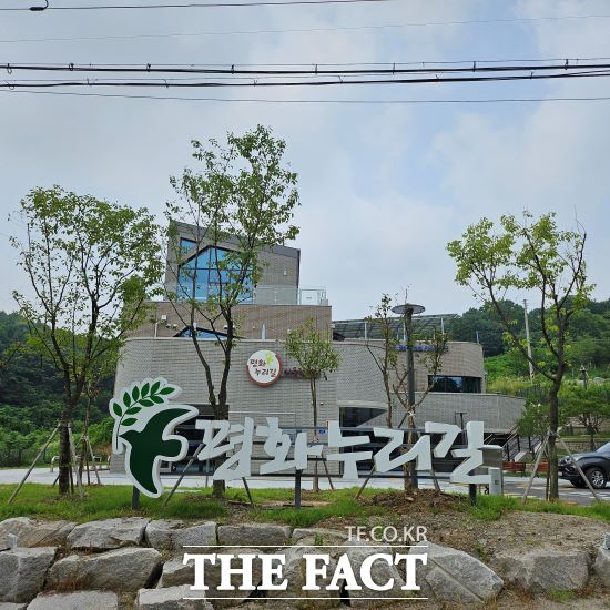 경기도는 오는 12월까지 평화누리길 어울림센터 ‘평화와 생태계’를 주제로 미술품 19점을 전시한다고 밝혔다./경기도