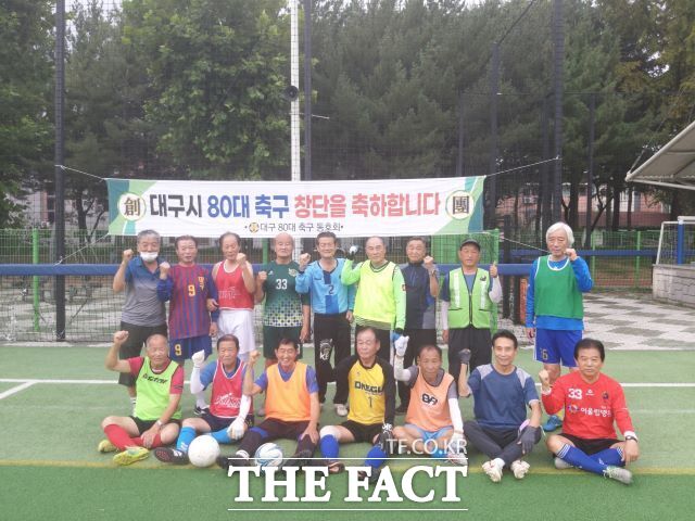 3일 첫 시범경기를 치른 ‘대구 80대 축구 동호회 회원들./최대억 기자