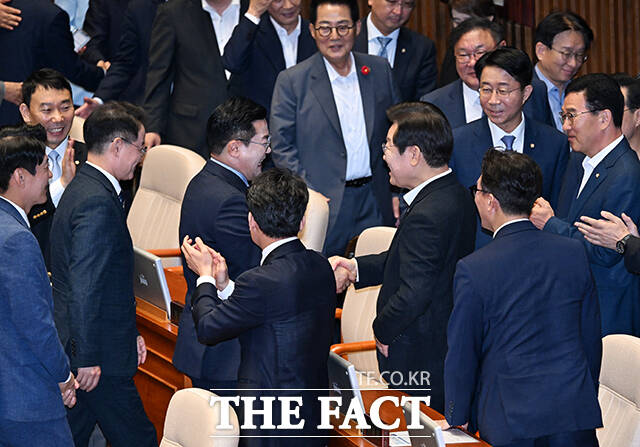 교섭단체 대표연설 마친 뒤 이재명 더불어민주당 대표와 인사하는 박찬대 원내대표