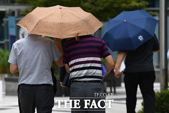 목요일인 5일은 수도권과 강원영서, 제주 등 지역에서 흐리고 가끔 비가 내리겠다. 수도권과 충청권, 남부지방을 중심으로 최고체감온도가 33도 내외로 올라 매우 덥겠다. 사진은 지난 8월22일 오후 서울 강남구 강남역 일대에서 시민들이 우산을 쓰고 있는 모습. /서예원 기자