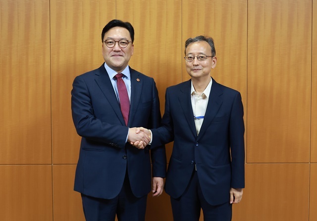 김병환 금융위원장이 3일 일본 도쿄 금융청 청사에서 이토 히데키 일본 금융청장과 기념 촬영하고 있다. /금융위원회