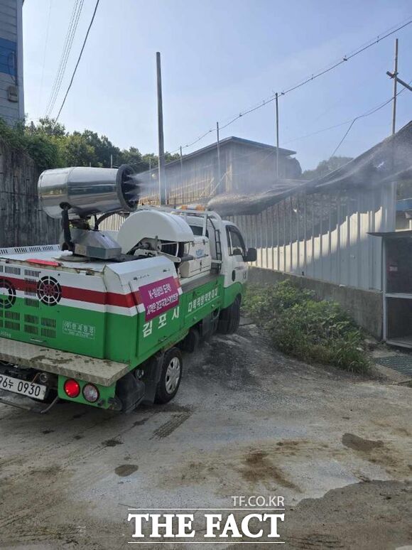 김포시가 운영중인 소독 차량이 ASF 발생 농가 인근 3km 내 한 농가를 찾아 소독 활동을 벌이고 있다./김포시