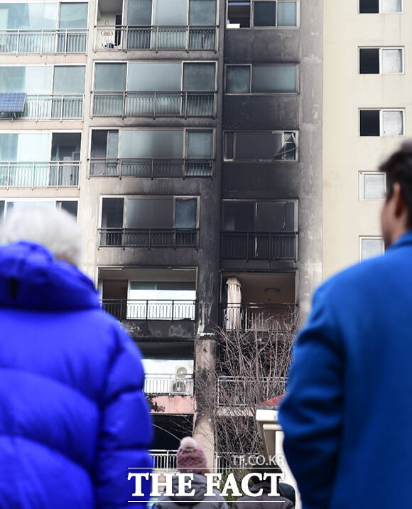 지난해 성탄절 새벽 3명의 사망자가 발생한 서울 도봉구 아파트 화재를 낸 3층 주민이 금고 5년을 선고받았다. /이새롬 기자