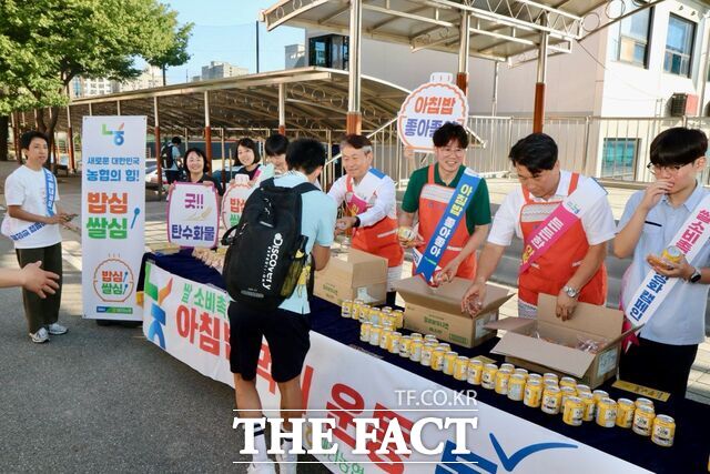 4일 농협 대전본부와 국립농산물품질관리원 충남지원이 대전중학교에서 우리 쌀 소비촉진 캠페인을 벌이고 있다. /대전농협