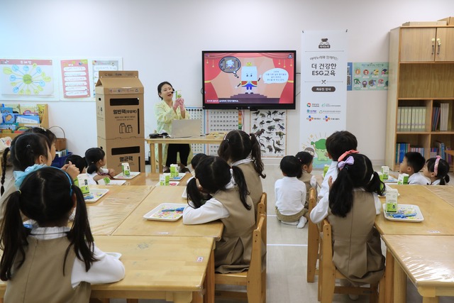 지난 3일 경남 창원시 경상남도청어린이집에서 열린 CJ프레시웨이 아이누리 종이팩 재활용 교육에서 원아들이 프로그램에 참여하고 있다. /CJ프레시웨이