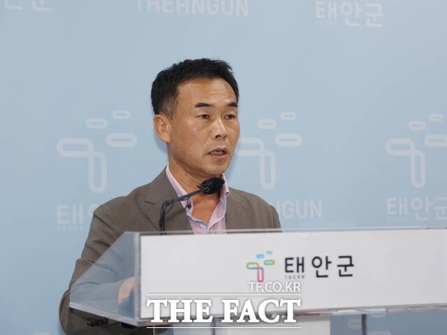 태안군 김성호 수산과장이 태안군청 브리핑 룸에서 정례 브리핑을 하고 있다. / 태안군.