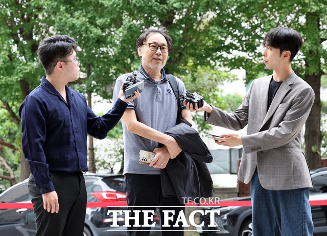 윤석열 대통령 옥새 가짜뉴스의혹 보도와 관련해 최재영 목사를 고발한 시민단체 김순환 서민민생대책위원회 사무총장이 5일 오전 서울 마포구 서울경찰청 광역수사단에서 고발인 조사에 출석하며 취재진 질문에 답하고 있다. /뉴시스