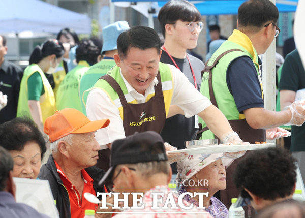 서철모 대전 서구청장이 서구 자원봉사센터 사랑의 밥차 12회차 행사에 참석해 직접 봉사활동에 나선 모습. / 대전 서구