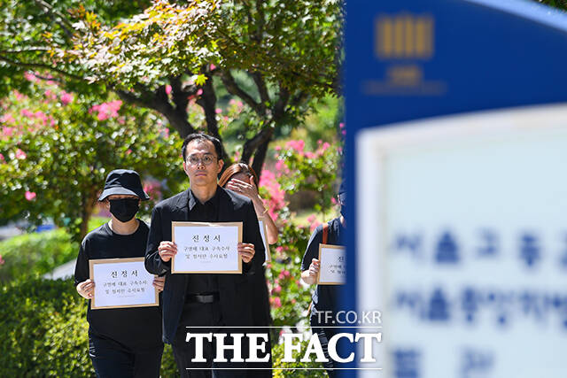 티몬·위메프(티메프) 대규모 미정산 사태를 수사하는 검찰이 구영배 큐텐 대표의 검찰 조사는 시간이 걸릴 것이라고 밝혔다. 티몬·위메프(티메프) 정산 지연 사태 피해자들이 지난달 30일 오전 서울 서초구 서울중앙지방검찰청에 구영배 대표 구속수사 촉구 및 강력한 수사를 위한 진정서를 접수하기위해 이동하고 있다 /장윤석 기자