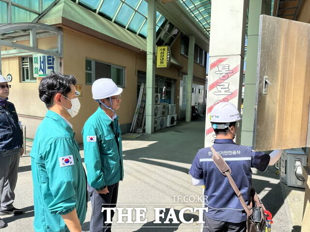 4일 청양군이 추석맞이 관계기관 합동으로 전통시장 2개소(청양시장, 정산시장)에 대한 화재 예방을 위해 안전점검을 실시하고 있다. /청양군