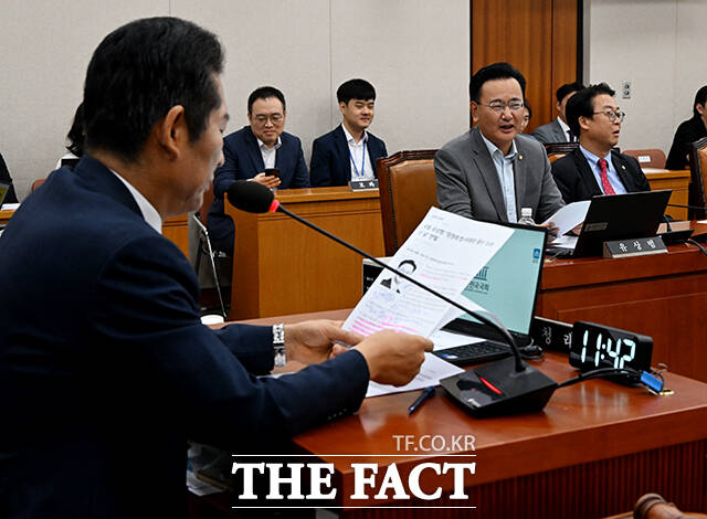 빌런 발언 사과 요구하는 정청래 법사위원장(왼쪽)과 반발하는 유상범(왼쪽 네번째), 곽규택 국민의힘 의원(오른쪽).