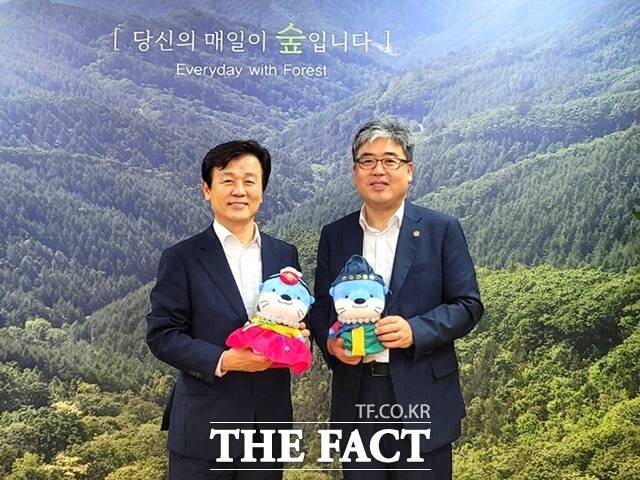 조규일 진주시장(왼쪽)이 임상섭 산림청장과 기념 촬영을 하고 있다./진주시