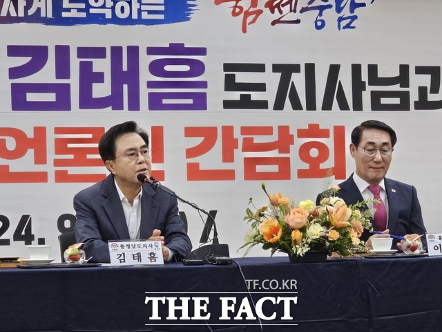 김태흠 충남도지사(왼쪽)가 홍주문화회관에서 열린 민선 8기 3년차 도민과의 만남에 앞서 열린 언론인 간담회에서 이용록 홍성군수와 함께 있다. /이정석 기자