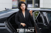  '법인카드 유용 의혹' 김혜경 검찰 출석…묵묵부답