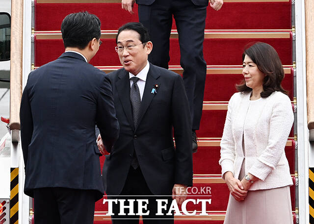 기시다 후미오 일본 총리(가운데)가 윤석열 대통령과의 정상회담을 위해 6일 오후 경기도 성남 서울공항에 도착해 환영객들과 인사를 하고 있다. 오른쪽은 부인 유코 여사. /서울공항=배정한 기자