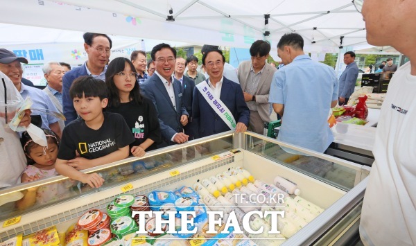 지난 5일 서울 강서구 마곡광장에서 열린 직거래 행사에 심민 군수가 참석해 업체들을 격려하고 임실군 농특산물의 우수성을 적극 홍보했다. /임실군