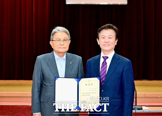 강병중 넥센그룹 회장(왼쪽)이 진주남강유등축제 제전위원장에 위촉됐다./진주시