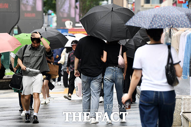 여름이 끝나고 더위가 물러간다는 절기상 처서인 지난달 22일 오후 서울 강남구 강남역 일대에서 시민들이 우산을 쓰고 발걸음을 재촉하고 있다. /서예원 기자