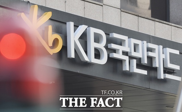 이창권 KB국민카드 사장의 남은 임기 내 성과가 연임을 결정짓는 중요한 열쇠가 될 것이란 시각도 있다. /더팩트 DB