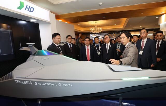 9일 서울 중구 롯데호텔에서 열린 2024 REAIM 고위급 회의에서 조태열 외교부 장관(앞줄 우측으로부터 세 번째), 김용현 국방부 장관(앞줄 우측으로부터 네 번째)이 HD현대 부스를 찾아 무인함정 기술에 대한 설명을 듣고 있다. /HD현대