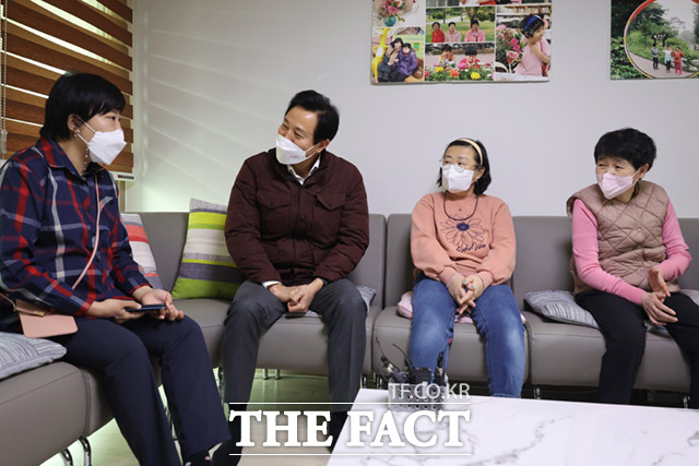 서울시가 지역사회가 시민들에게 신속하게 돌봄을 제공할 수 있는 돌봄서비스 공공성 강화계획을 추진한다. 오세훈 서울시장이 2023년 2월 1일 서울 강동구 고덕동 소재 장애인 거주시설인 우성원을 방문, 거주 장애인들과 대화하고 있다. /이새롬 기자