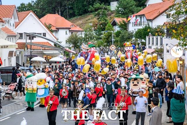 남해독일마을 맥주축제 프레이드 모습/남해군