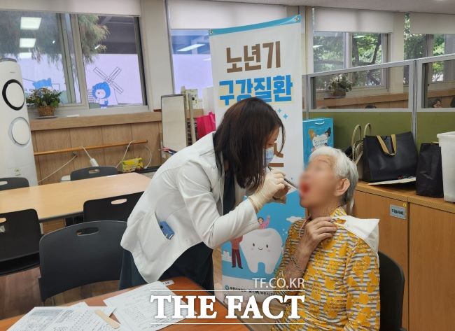 부천시 통합건강돌봄센터는 부천시치과의사회 연계, 주간보호센터에서 ‘구강질환 관리 서비스’를 제공하고 있다./부천시