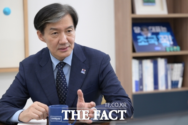 조국 조국혁신당 대표는 9일 최고위원회의 모두발언에서 딥페이크 합성 제작뿐 아니라 소지·시청 행위도 처벌할 수 있도록, 딥페이크 범죄에 대한 강력한 처벌을 통해 억제력을 높일 수 있도록 법적 제도를 강화하겠다고 설명했다./남윤호 기자