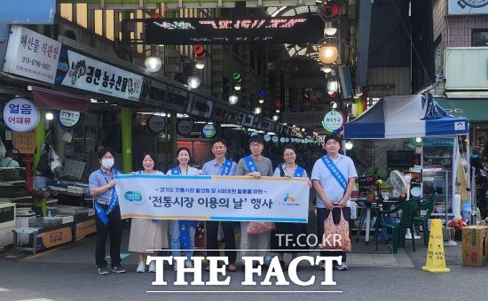 경기도시장상권진흥원은 9일 광주 경안시장을 방문해 장보기 행사 및 친환경 장바구니 나눔 활동을 진행했다고 밝혔다./경상원