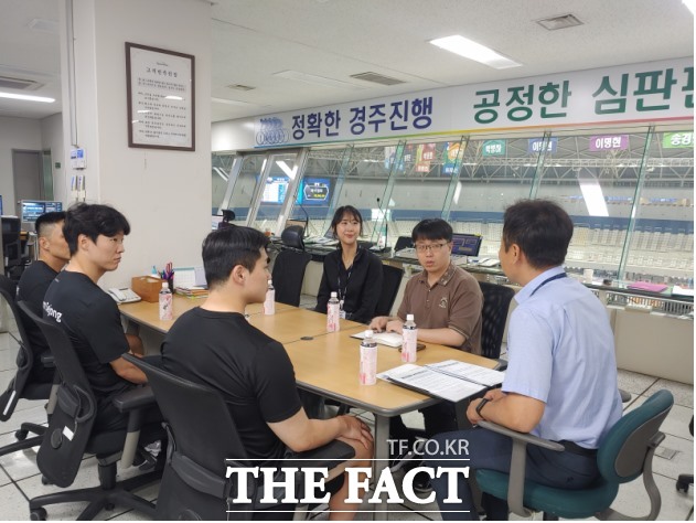 경륜 선수(왼쪽 세 명)가 심판판정 과정에 대한 설명을 듣고 있다./경륜경정총괄본부