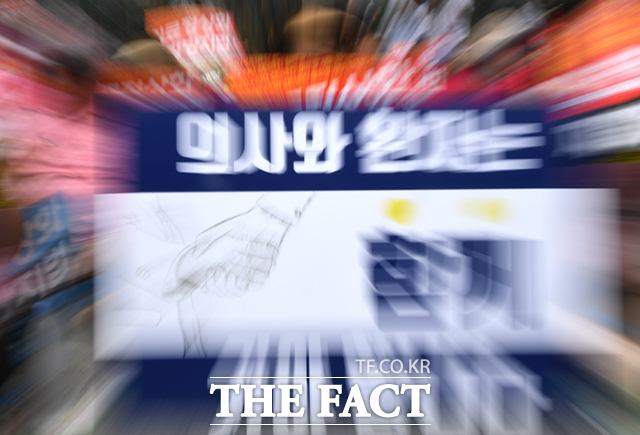 정윤순 보건복지부 보건의료정책실장은 9일 응급의료 등 비상진료 대응 관련 브리핑에서 각 시도에서 신청받은 결과 이번 추석 연휴 기간 문 여는 당직 병·의원은 잠정적으로 일 평균 7931곳으로 예상된다며 이는 2024년 설 연휴 당직 병·의원 일 평균 3643곳과 비교하면 약 2배 이상으로 크게 증가한 수준이라고 밝혔다. /이새롬 기자