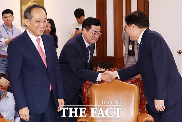 박찬대 더불어민주당 원내대표(가운데)와 악수하는 우원식 국회의장(오른쪽).