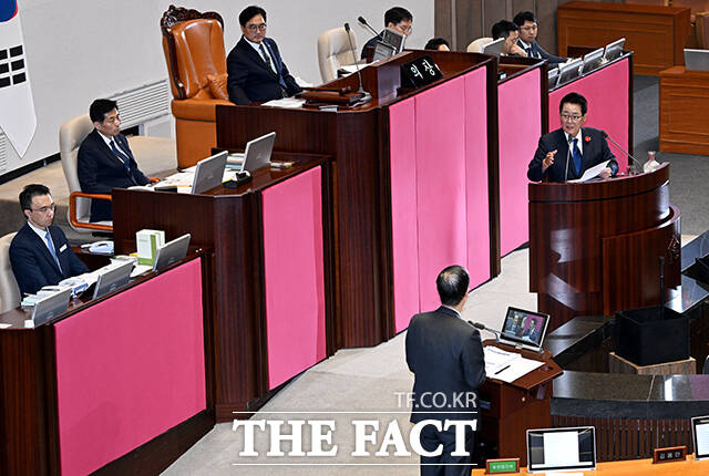 한덕수 국무총리에게 질의하는 박지원 더불어민주당 의원(오른쪽).