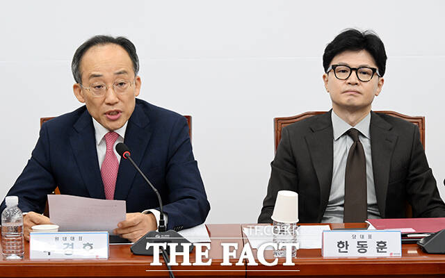 모두발언 하는 추경호 원내대표(왼쪽).