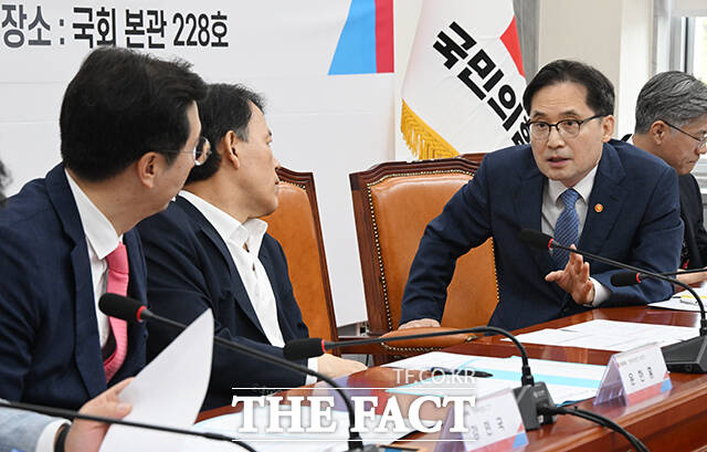 윤한홍 정무위원장(왼쪽 두번째)과 대화하는 한기정 공정거래위원장(오른쪽).