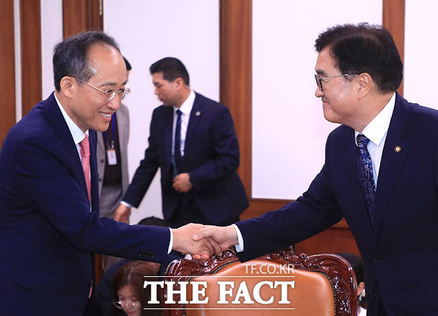 추경호 국민의힘 원내대표(왼쪽)와 악수하는 우원식 국회의장.