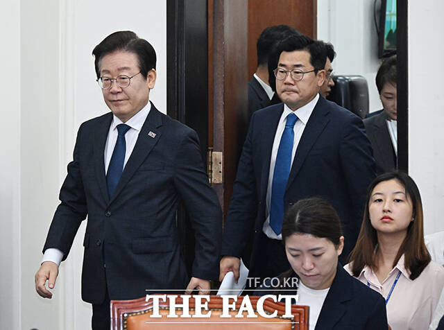 최고위원회의 참석하는 이재명 대표(왼쪽)와 박찬대 원내대표.